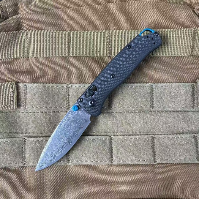 Benchmade 533 3 Mini Bugout – Carbon Fiber Handle, Damascus Blade, full knife front view