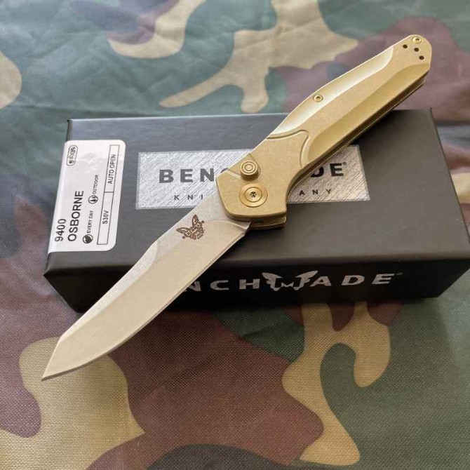 Benchmade 940 Osborne Automatic Knife (Side Opening) – Gold, full knife front view