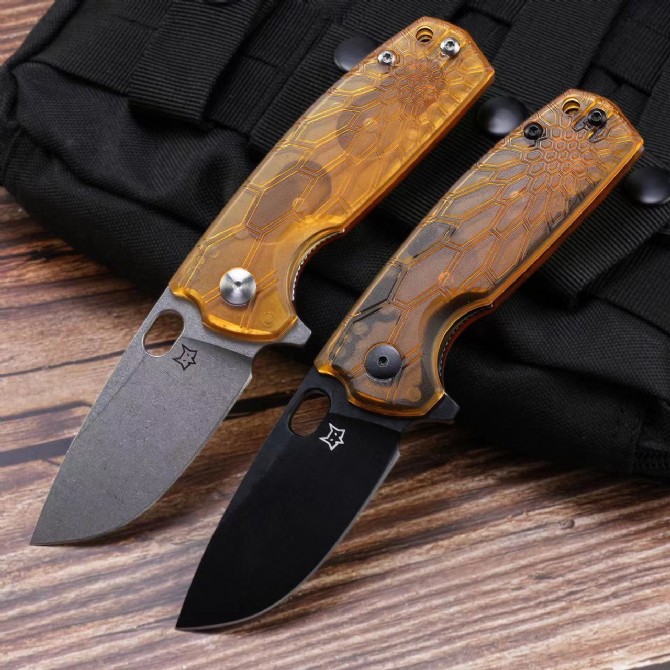 Front view of two folding knives shown deployed side by side